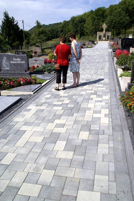 Unser Friedhof wird verschoenert 2008 Bild Nr.009